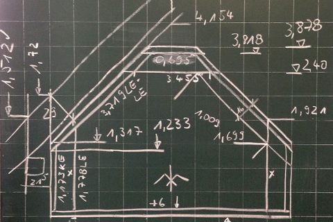 Dachstuhl Bauskizze von Hand auf Tafel